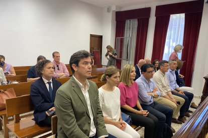 Los parlamentarios, en primera fila en una de las salas de la Audiencia.