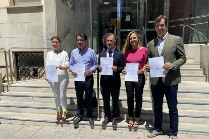 Julia Ibáñez, Manuel Guzmán, Pablo Venzal, Maribel Sánchez y Juanjo Salvador, parlamentarios del PP.