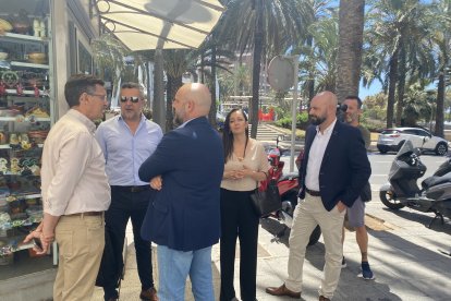 Parlamentarios del PSOE y Vox, antes de subir a recoger la credencial.