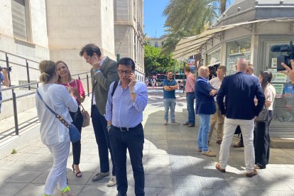 Diputados autonómicos, a la entrada de la Audiencia.