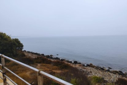 La niebla se podía ver en gran parte de la bahía de Almería. 