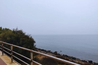 La niebla ha sorprendido a los almerienses en este jueves poco veraniego. 