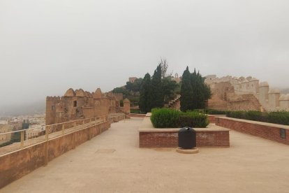 La Alcazaba, en esta jornada de niebla. 