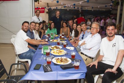 Técnicos de la Oficina Técnica de Obras Públicas del Ayuntamiento de El Ejido degustando varias raciones en La Bodega del Jamón.