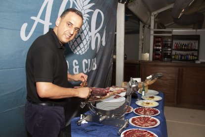 Raúl Herrera, cortando jamón durante la Feria del Mediodía en la caseta de La Bodega del Jamón.