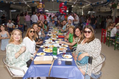 Una de las mesas más grandes en la caseta de La Bodega del Jamón la ocuparon este grupo de trabajadores y trabajadoras del Ayuntamiento de El Ejido.