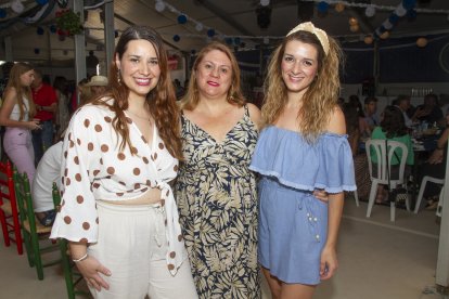 Teresa Robles, Catherine Alcázar y Mónica Pérez.