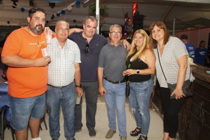 Compañeros de una empresa agrícola disfrutando de la Feria del Mediodía en la caseta de La Bodega del Jamón.