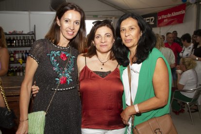 Sensi, Mari Ángeles y Rocío disfrutando de la primera jornada de Feria del Mediodía de las Fiestas de San Isidro de El Ejido.