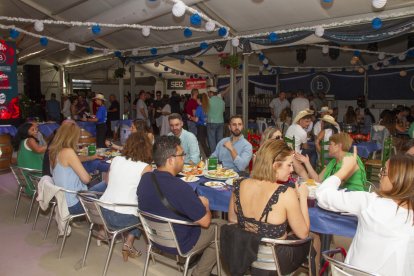 Cientos de personas pasaron por la caseta de La Bodega del Jamón este jueves.