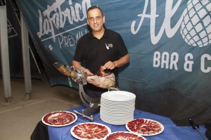 Raúl Herrera, en la caseta de la Bodega del Jamón.