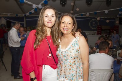 María Herminia, de Ciudadanos, y África Mateo, de marketing y eventos del restaurante La Costa.