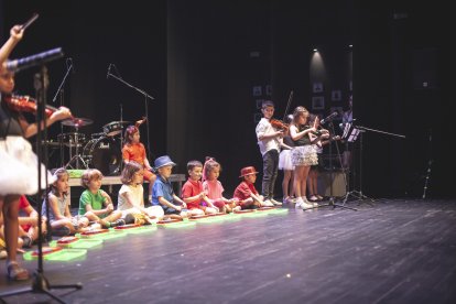El emblemático Himno de la Alegría fue la pieza escogida para abrir la gala de final de curso del Aula Creativa de Música Tam Tam, celebrada en el Teatro Cervantes de la capital.