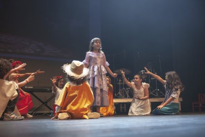 La gala también mostró el talento de los pequeños uniendo teatro y música.