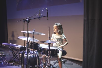 Una alumna de Tam Tam al mando de la batería durante la gala.