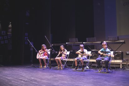 Mucho talento a la guitarra.