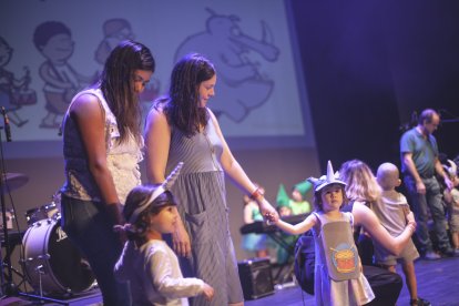 El equipo de Aula Creativa de Música arropó a los más pequeños durante sus actuaciones.