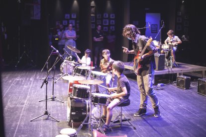 Preparando la banda en el escenario del Cervantes.