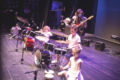 Las actuaciones se dividieron en dos pases a los que asistieron unos 600 espectadores que llenaron el teatro.