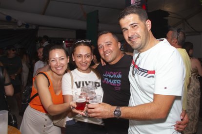 Carmen, Loli, Román y Miguel en la caseta de La Bodega del Jamón.