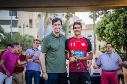 Juanjo Salvador distingue al capitán.