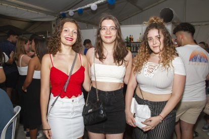 Laura Villegas, Lucía Dote y Elisa en la caseta de La Bodega del Jamón.