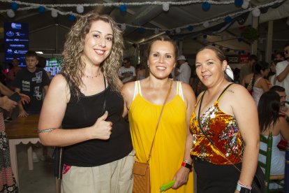 Alicia, Ana y Paqui en la caseta de La Bodega del Jamón.