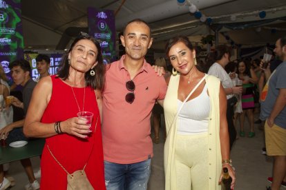 Rosa, Ana y Jose en la caseta de La Bodega del Jamón.