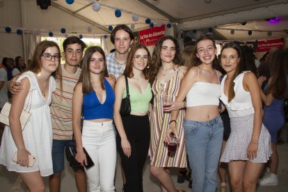 Paula, Elena, Maite, Mario, Nerea y Oana en la caseta de La Bodega del Jamón.