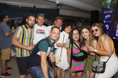 Grupo de amigos disfrutando de la feria en la caseta de La Bodega del Jamón.