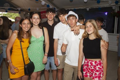 Ainoa, Clara, Victoria, Dani, Marcos y Adrián en la caseta de La Bodega del Jamón.