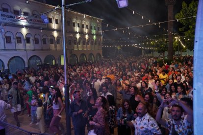 Increíble ambiente en la plaza ya entrada la noche del sábado.