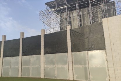 Vallas para impedir la visión del espectáculo.