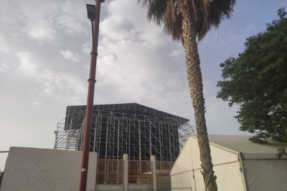 Gran altura la del escenario para el concierto de Rosalía.