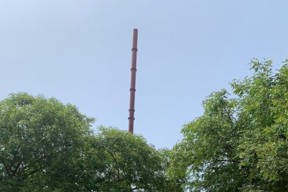 Camiones llegan al recinto para seguir con el montaje.