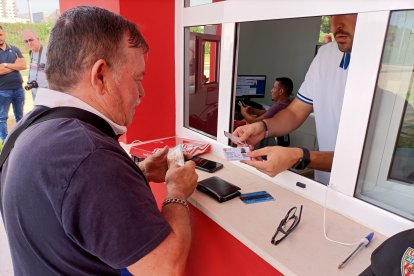 Recogiendo el abono de Primera División.