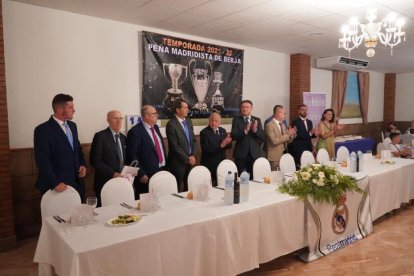 La mesa central con la directiva, alcalde e invitado.