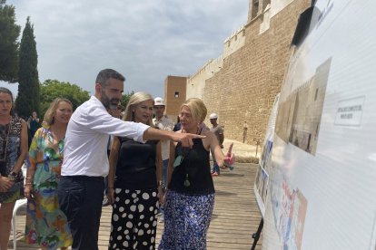 El alcalde señala un cartel informativo.