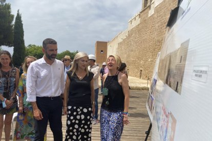 Autoridades llegando al acto.