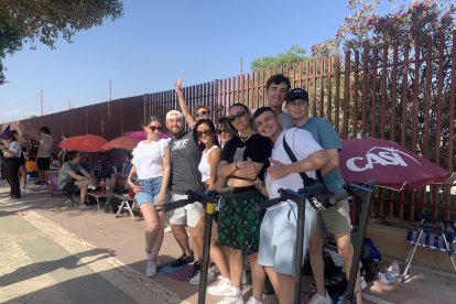 Un grupo de amigos de Córdoba ocupando los primeros lugares de la cola del concierto desde las siete de la mañana.