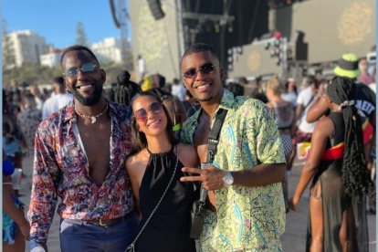 Sergio Akieme disfrutando con sus amigos.