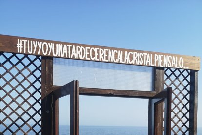 Una ventana con vistas a Cala Cristal.