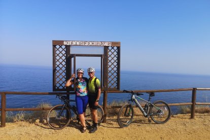 Los ciclistas no dudan en hacer una parada en la Cala el Peñón Colorao para hacerse una fotografía.