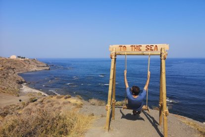 Colúmpiate en la Cala Invencible