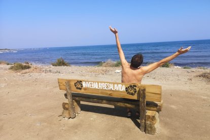 A pie de playa en este banco ubicado en la Fábrica del Duro.