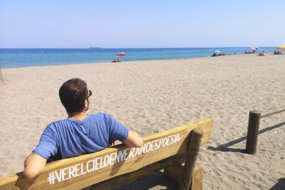 En la Playa Quitapellejos-Palomares puedes disfrutar a pie de playa de unas espectaculares vistas