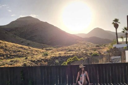 La periodista disfruta de la piscina ante el sol almeriense