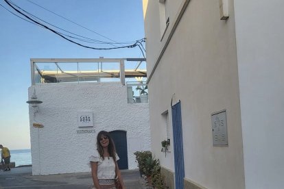 Isabel Jiménez por las calles de Las Negras