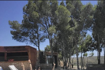 La periodista en compañía de sus amigas