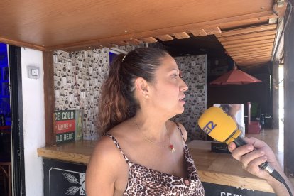 Claudia Cattaleya al micrófono de SER Barrios